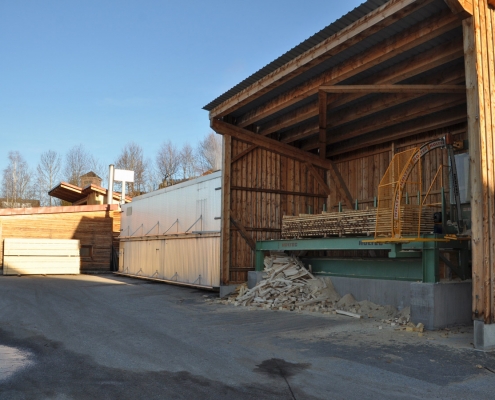 Entrinden, Schneiden, Trocknen im Sägewerk Pfoser in Ulrichsberg